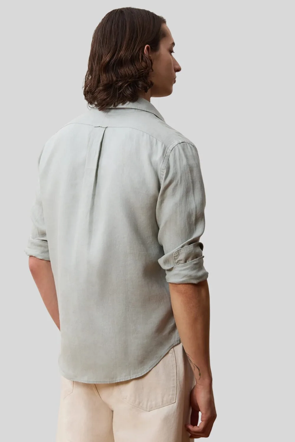 Back view of Todd Snyder Men’s Slim Fit Linen Shirt – Sea Soft Irish Linen – luxury linen menswear