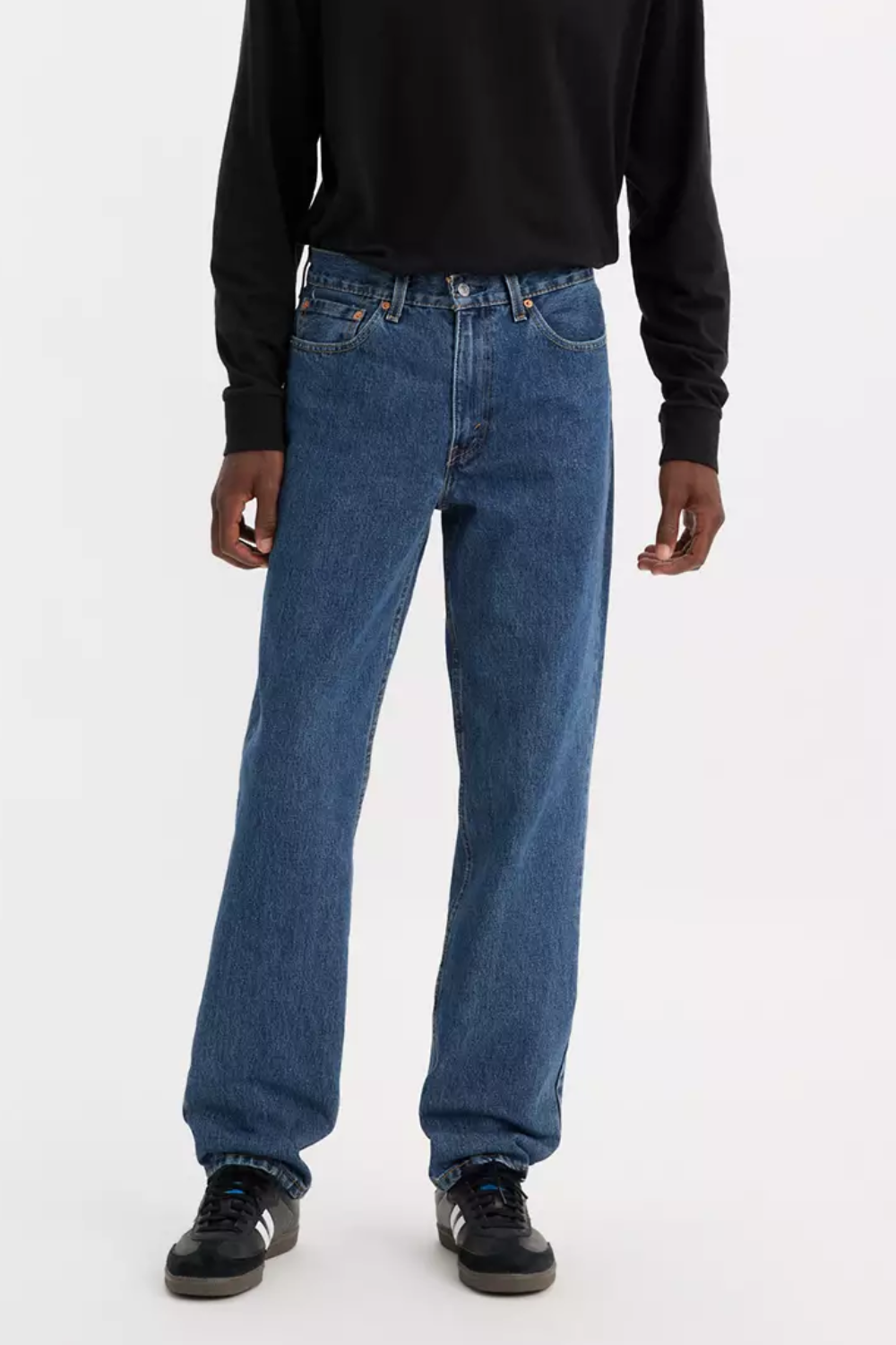 A man wearing Levi’s 550 Relaxed Fit Jeans in blue, shown from the front.