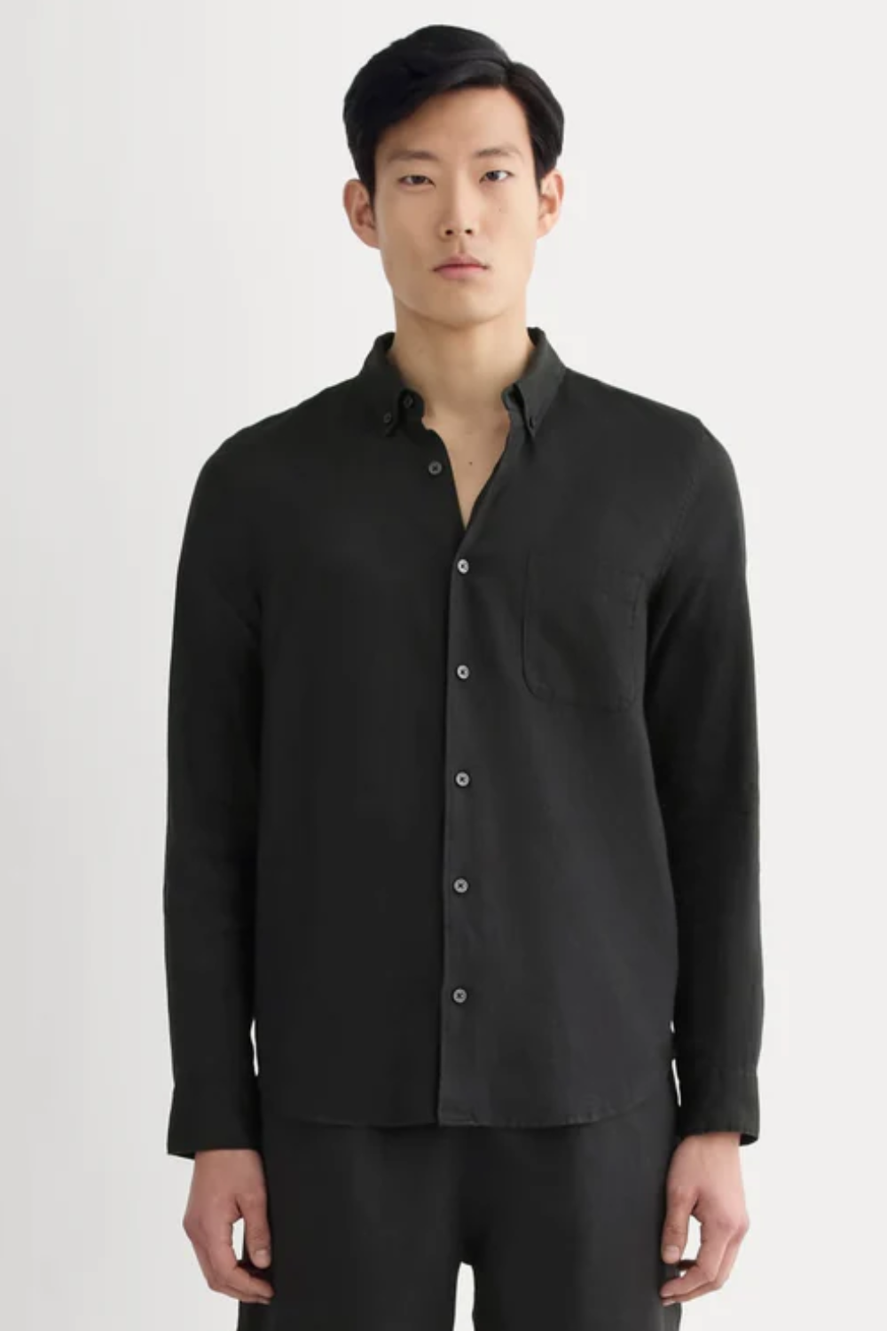 Man Wearing Everlane The Classic Shirt in Linen in Black