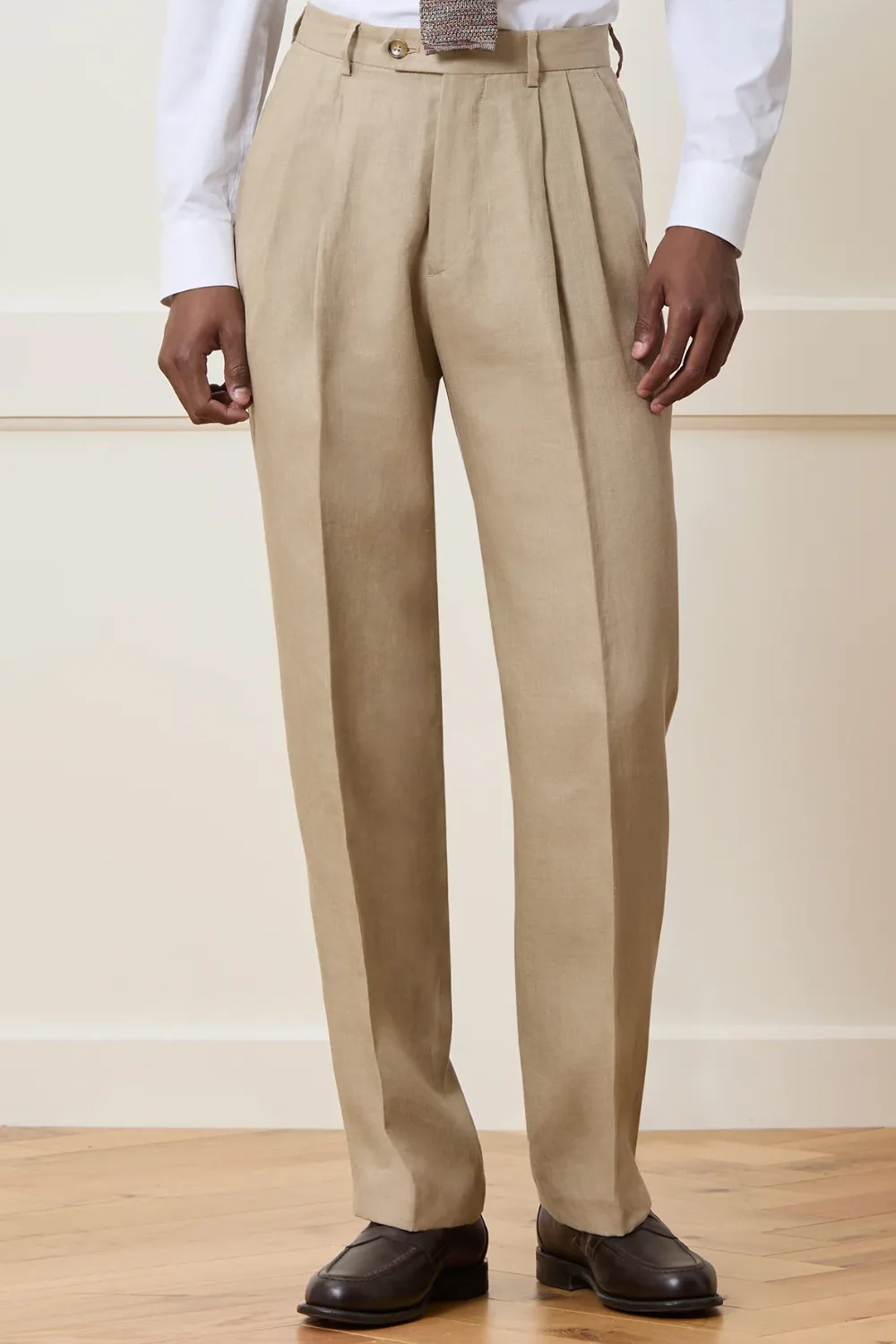 Man Wearing Todd Snyder Italian Linen Wythe Trousers in Beige